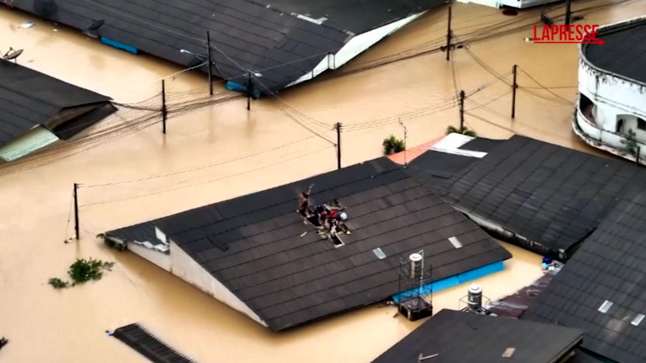 inondazioni thailandia salvata famiglia bloccata su un tetto le immagini dal drone