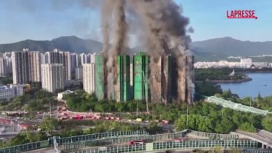 Hong Kong, decine di morti e centinaia di dispersi nell’incendio di un complesso di grattacieli: le immagini