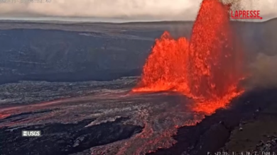 Hawaii, la spettacolare eruzione del vulcano Kilauea: fontane di lava alte 120 metri