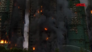 Hong Kong, incendio in un complesso residenziale: le fiamme avvolgono i grattacieli