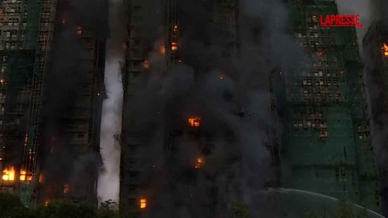 Hong Kong, incendio in un complesso residenziale: le fiamme avvolgono i grattacieli Hong Kong, incendio in un complesso residenziale: le fiamme avvolgono i grattacieli