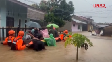 Indonesia, frane e inondazioni sull'isola di Sumatra: morti e dispersi