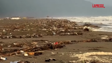 Albania: spiagge invase dall'immondizia per le forti inondazioni