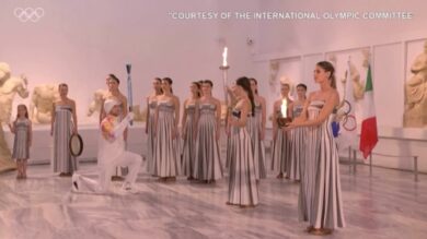 Milano-Cortina 2026: la fiamma olimpica inizia il suo viaggio con il primo tedoforo