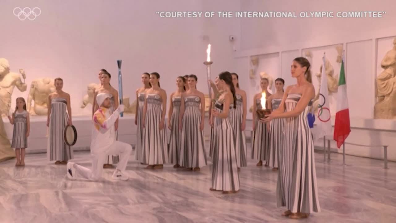 Milano Cortina 2026: la fiamma olimpica inizia il suo viaggio con il primo tedoforo