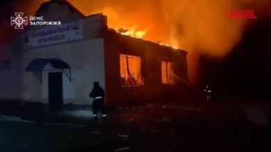 Ucraina, attacco russo a Zaporizhzhia: feriti e danni a edifici