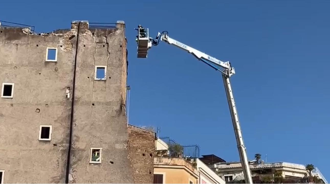 Crollo Torre dei Conti, dissequestrata l’area: al via la messa in sicurezza