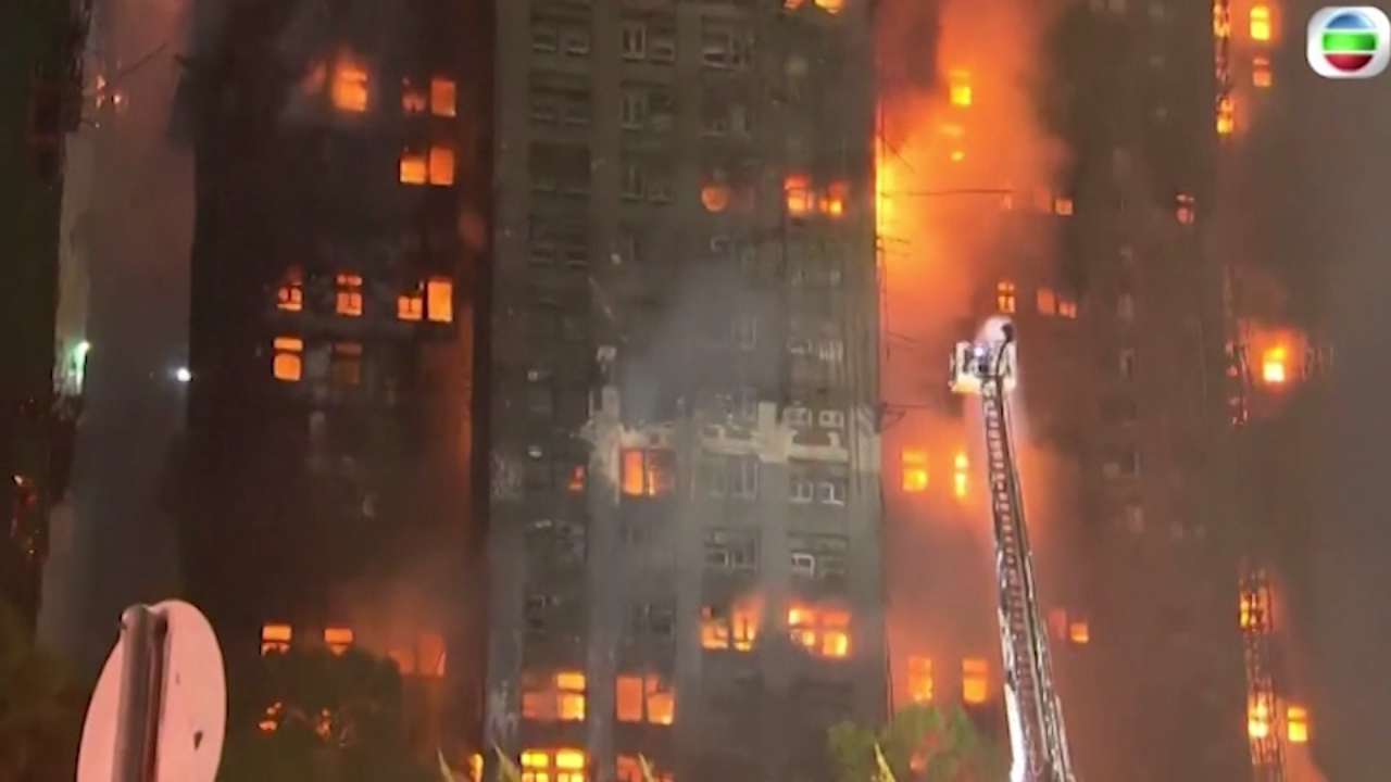 Incendio Hong Kong, le immagini dei primissimi istanti del rogo