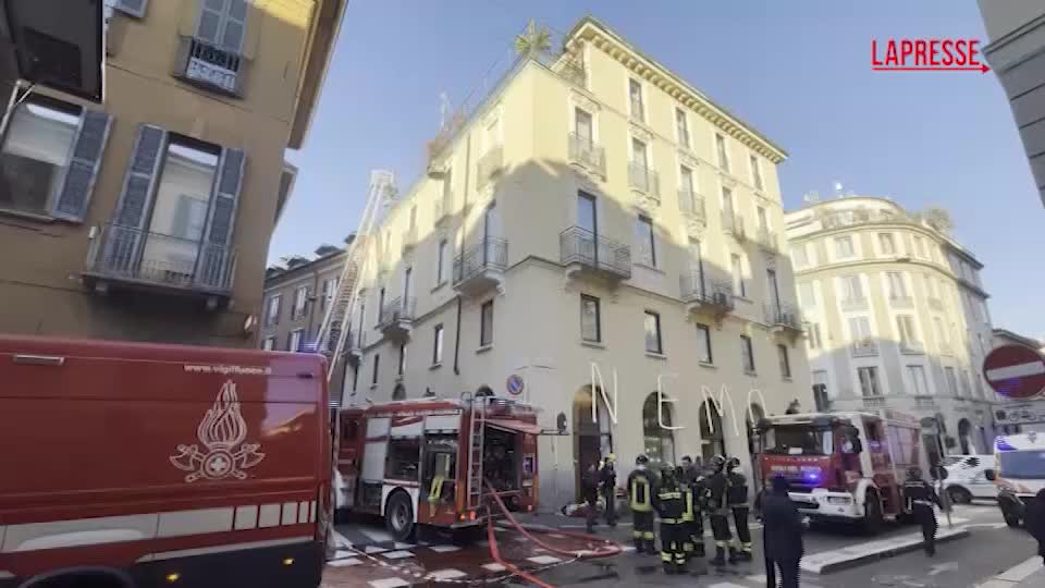 Milano, incendio in un palazzo in centro: edificio evacuato Milano, incendio in un palazzo in centro: edificio evacuato