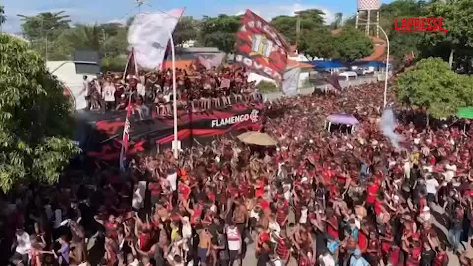 copa libertadores flamengo parte per la finale la festa dei tifosi finisce in scontri con la polizia