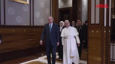 Papa in Turchia, la stretta di mano tra Leone XIV e il presidente Erdogan