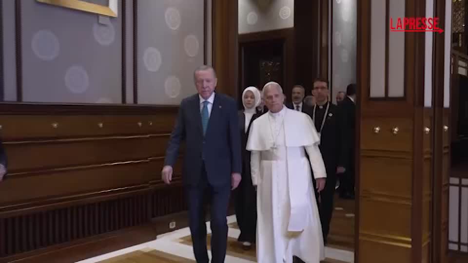Papa in Turchia, la stretta di mano tra Leone XIV e il presidente Erdogan