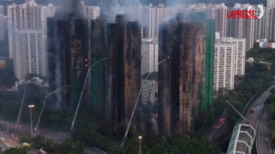 Incendio in un complesso residenziale a Hong Kong: le immagini dal drone