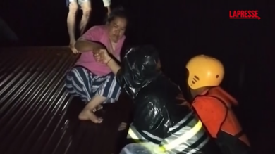Indonesia, Sumatra devastata dall'alluvione: le persone si salvano rifugiandosi sui tetti