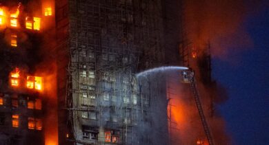 Hong Kong, incendio in complesso residenziale: ancora decine di dispersi. 75 morti