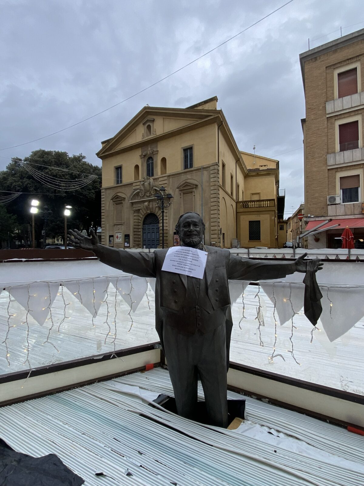 Pesaro, pista di pattinaggio attorno alla statua di Pavarotti: spunta un cartello contro Nicoletta Mantovani