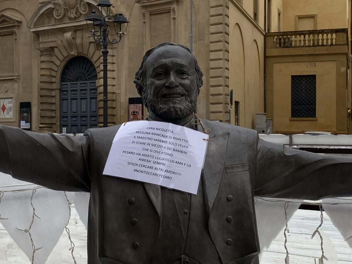 pesaro pista di pattinaggio attorno alla statua di pavarotti spunta un cartello contro nicoletta mantovani