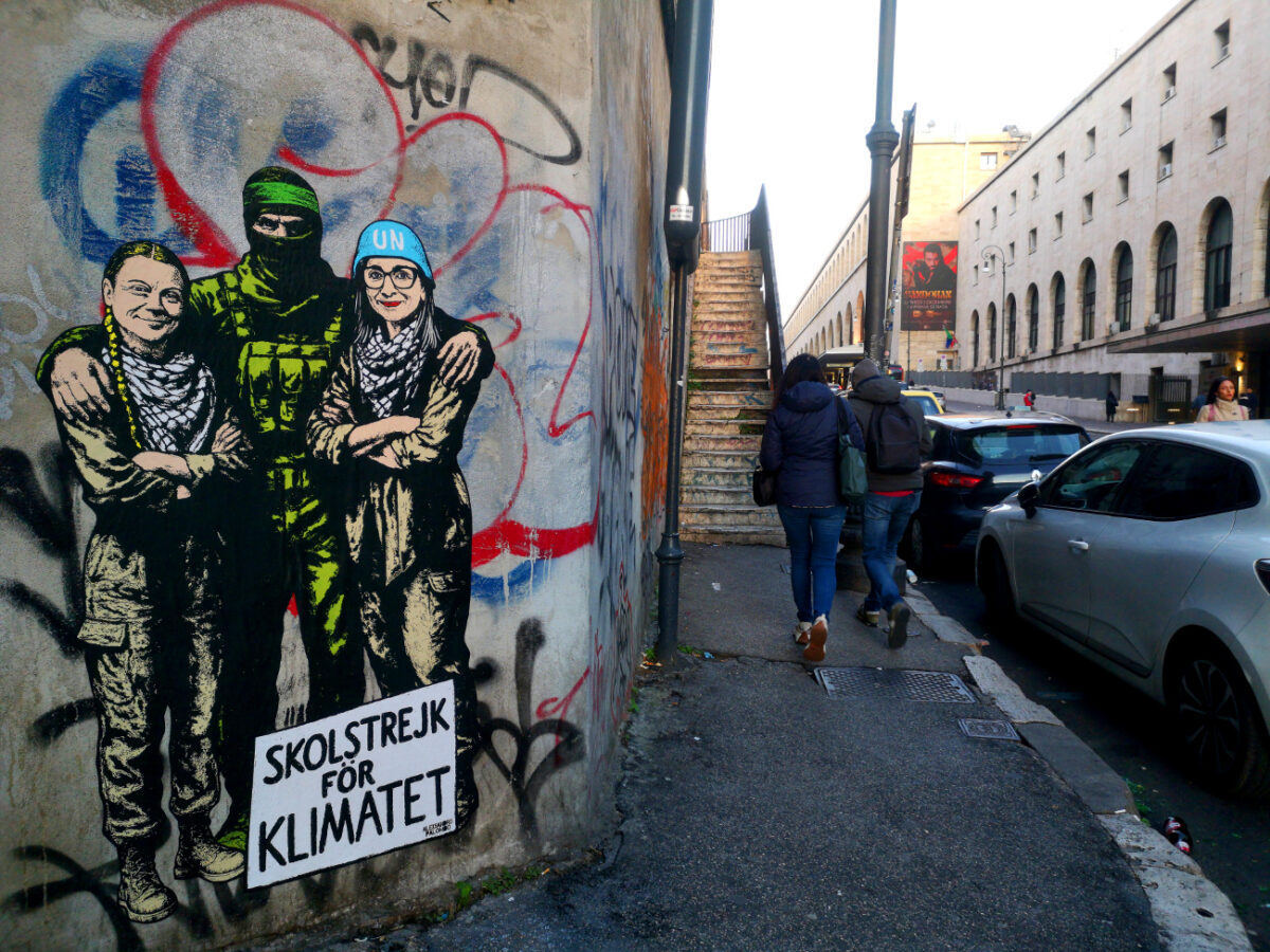 Gaza, a Roma murale con Albanese e Thunberg abbracciate da miliziano di Hamas Gaza, a Roma murale con Albanese e Thunberg abbracciate da miliziano di Hamas