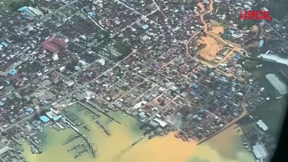 sumatra inondazioni e frane causano decine di vittime le immagini dall alto da Lapresse.it sumatra inondazioni e frane causano decine di vittime le immagini dall alto