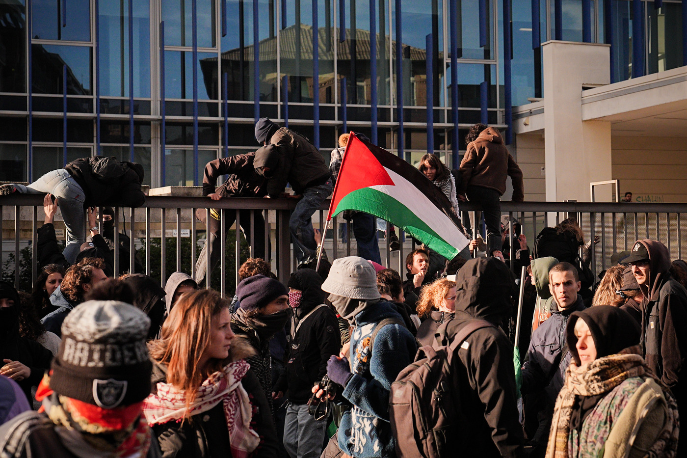 Manifestanti fanno irruzione nella sede de La Stampa, la condanna di Mattarella e Meloni