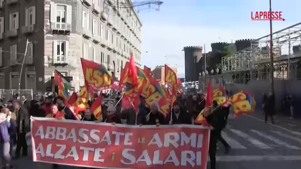 Sciopero generale, migliaia in piazza a Napoli contro la manovra del governo Meloni