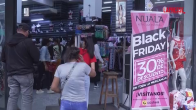 Venezuela, lunghe code e negozi presi d'assalto per il Black Friday