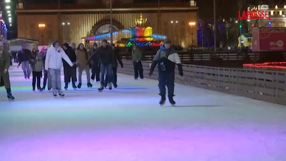 mosca riapre pista di pattinaggio nel parco vdnkh in tantissimi si cimentano sul ghiaccio da Lapresse.it mosca riapre pista di pattinaggio nel parco vdnkh in tantissimi si cimentano sul ghiaccio