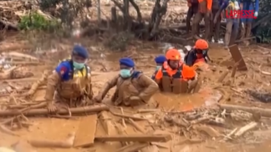 Indonesia, oltre 250 morti nelle inondazioni a Sumatra: le immagini della devastazione
