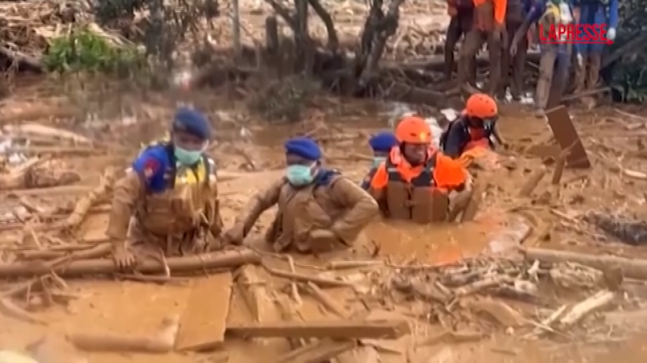Indonesia, oltre 250 morti nelle inondazioni a Sumatra: le immagini della devastazione