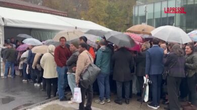 Istanbul, fedeli in coda sotto la pioggia per assistere alla messa di Papa Leone XIV