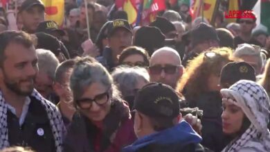 Manovra, a Roma corteo Usb contro “finanziaria di guerra” con Thunberg e Albanese