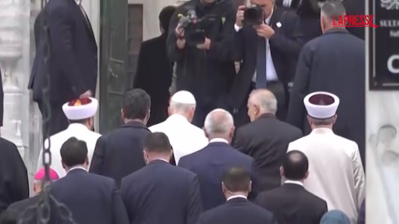 Papa Leone XIV alla Moschea Blu di Istanbul