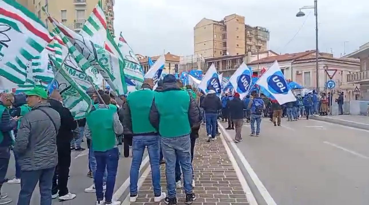 Stellantis, centinaia di lavoratori in piazza a Termoli Stellantis, centinaia di lavoratori in piazza a Termoli