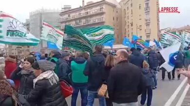 Stellantis: corteo a Termoli, operai e sindacati in piazza