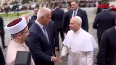 Papa Leone XIV visita la Moschea Blu di Istanbul, Vaticano: "In spirito di raccoglimento"