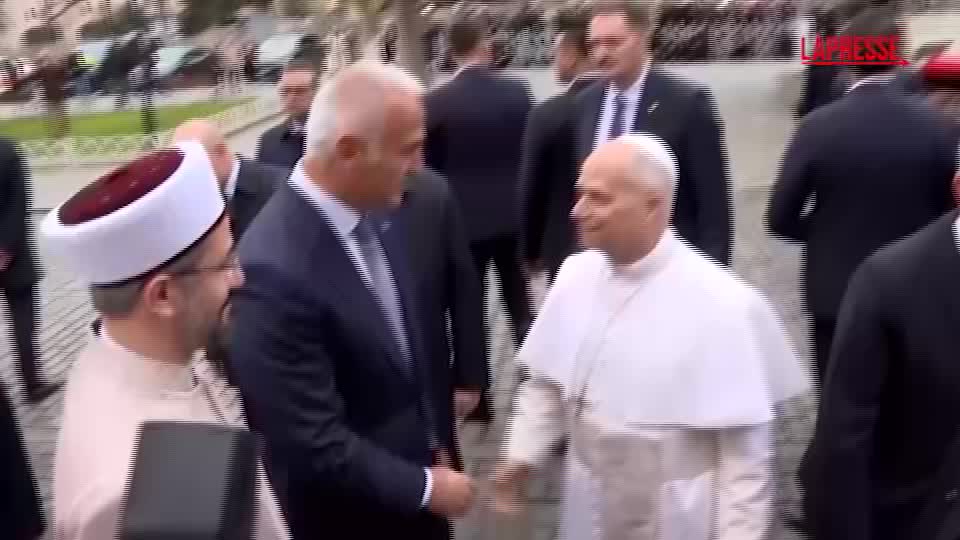 Papa Leone XIV visita la Moschea Blu di Istanbul, Vaticano: "In spirito di raccoglimento"