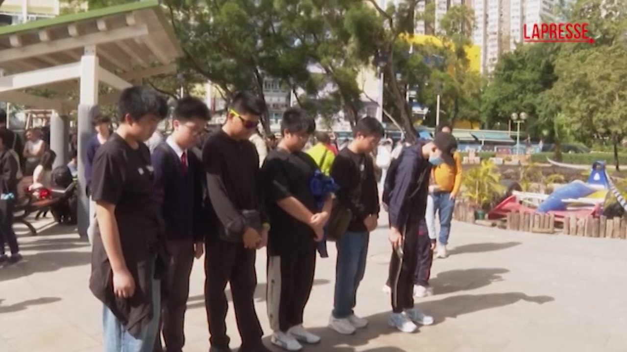 Hong Kong, in centinaia rendono omaggio alle vittime del rogo del grattacielo