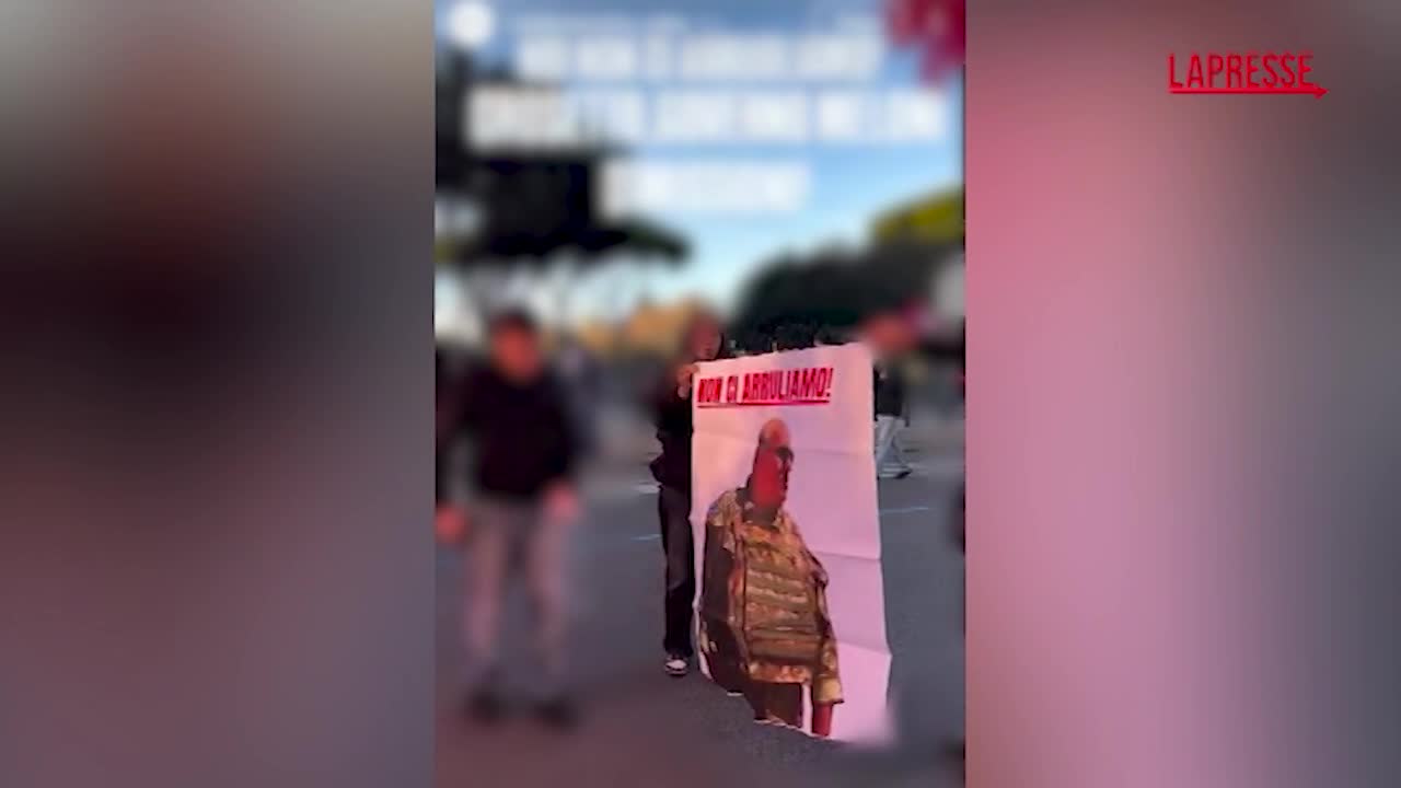 Roma, a corteo pro Pal bruciata immagine Crosetto: "Non ci arruoliamo"