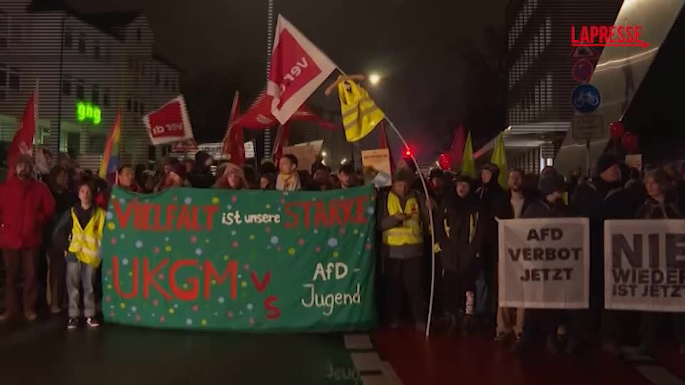 Germania, a Giessen in migliaia in piazza contro l