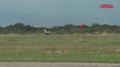 Venezuela, dimostrazione militare pubblica con jet da combattimento e paracadutisti