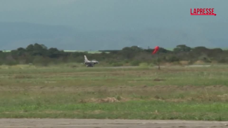 Venezuela, dimostrazione militare pubblica con jet da combattimento e paracadutisti Venezuela, dimostrazione militare pubblica con jet da combattimento e paracadutisti