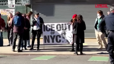New York, arresti durante una protesta contro l'ICE a Manhattan