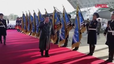 Corea del Nord, Kim Jong Un a spettacolo dell'aeronautica militare
