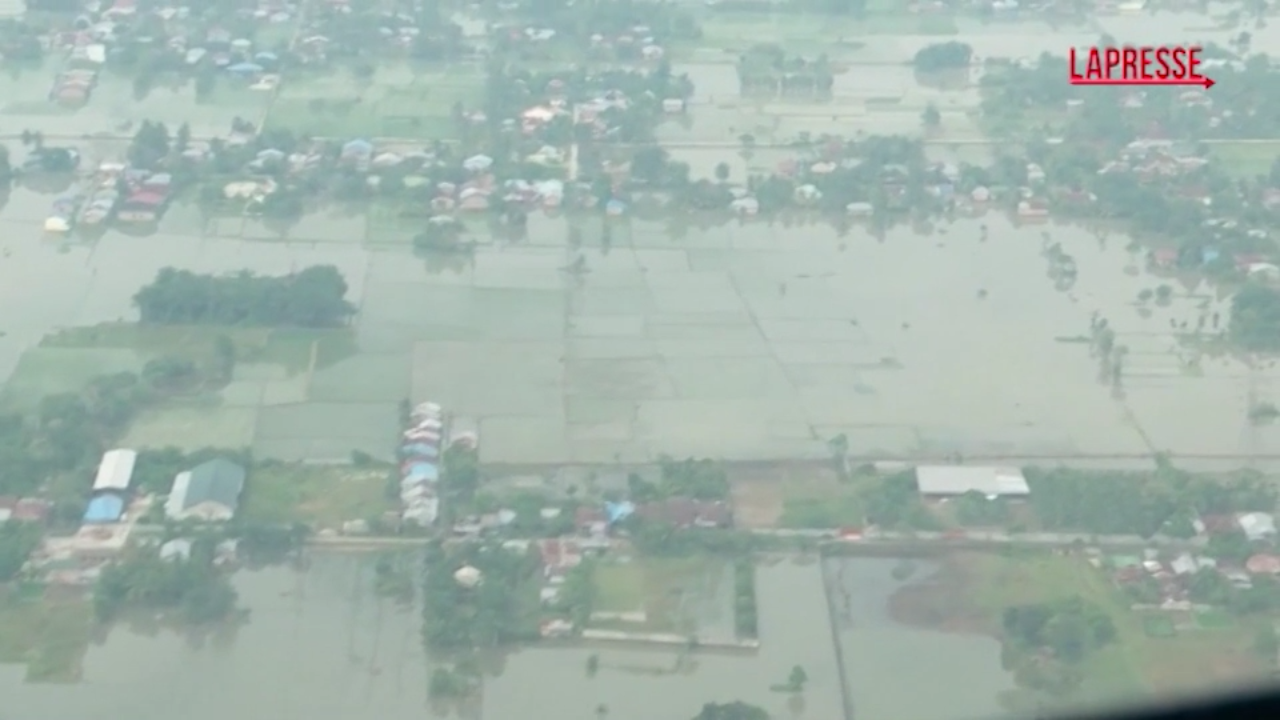 Indonesia, inondazioni e frane: le immagini dall