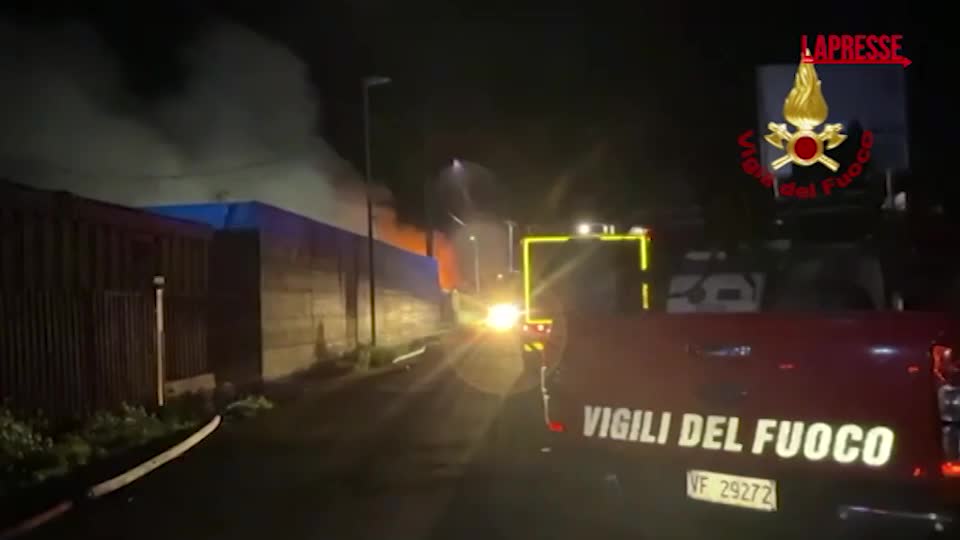 Catania, incendio in un Catania, incendio in un