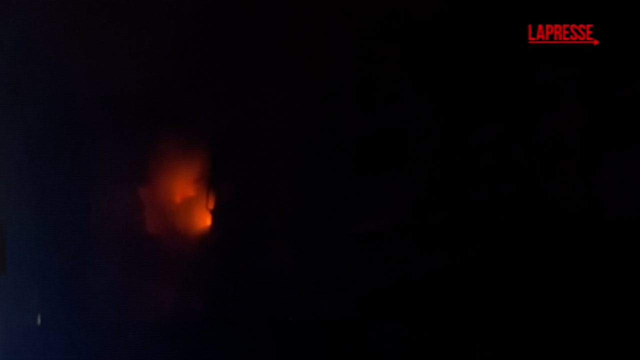 Ucraina, raid russo nella regione di Kiev: devastato un condominio Ucraina, raid russo nella regione di Kiev: devastato un condominio