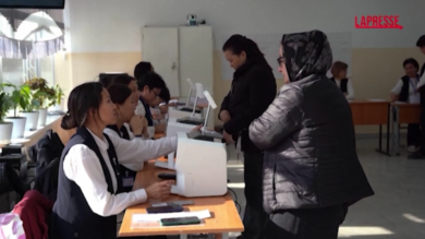 Kirghizistan, elezioni anticipate tra arresti di giornalisti e politici: le immagini