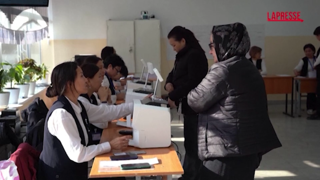 Kirghizistan, elezioni anticipate tra arresti di giornalisti e politici: le immagini Kirghizistan, elezioni anticipate tra arresti di giornalisti e politici: le immagini