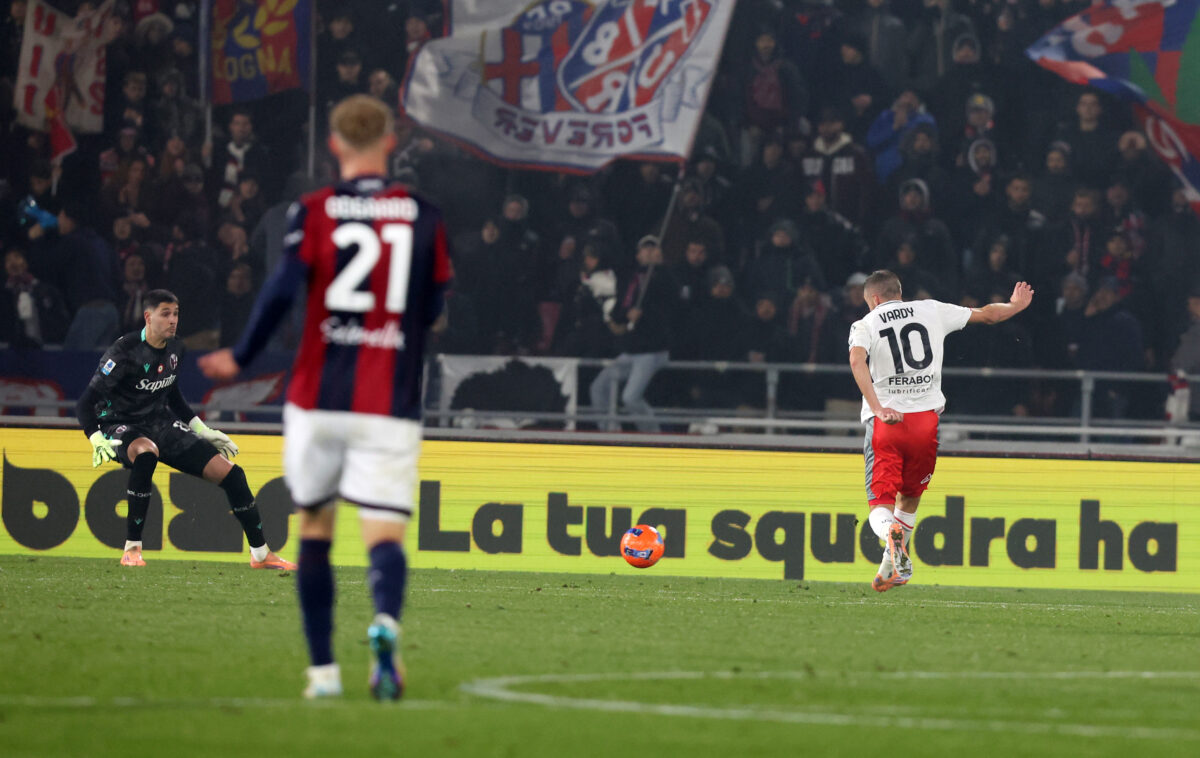 bologna cremonese 1 3 jamie vardy ne fa due e frena la corsa dei rossoblu