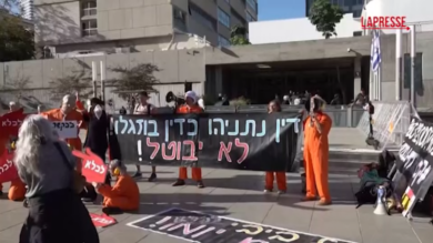 Israele, proteste all'arrivo di Netanyahu in tribunale a Tel Aviv